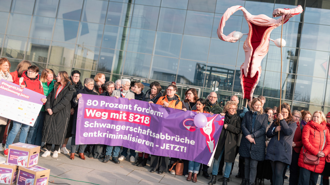 Protest vor dem Paul-Löbe-Haus in Berlin zur Abschaffung des Paragraf 218 im StGB. Foto: Paul Lovis Wagner / i.A.v. Campact