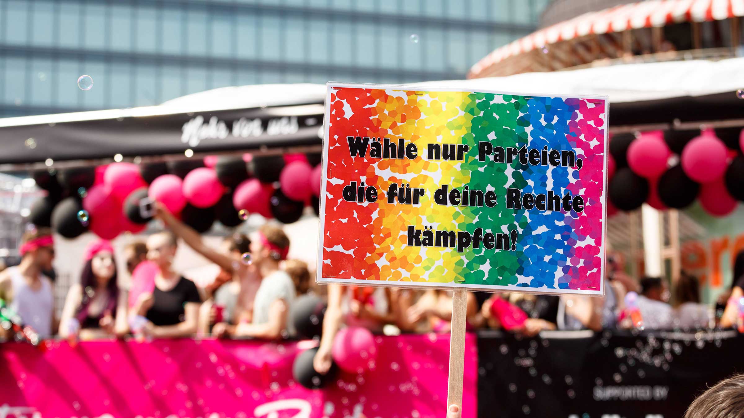 Schild mit Aufschrift: „Wähle nur Parteien, die für deine Rechte kämpfen“ beim Christopher Street Day in Berlin (2017) 