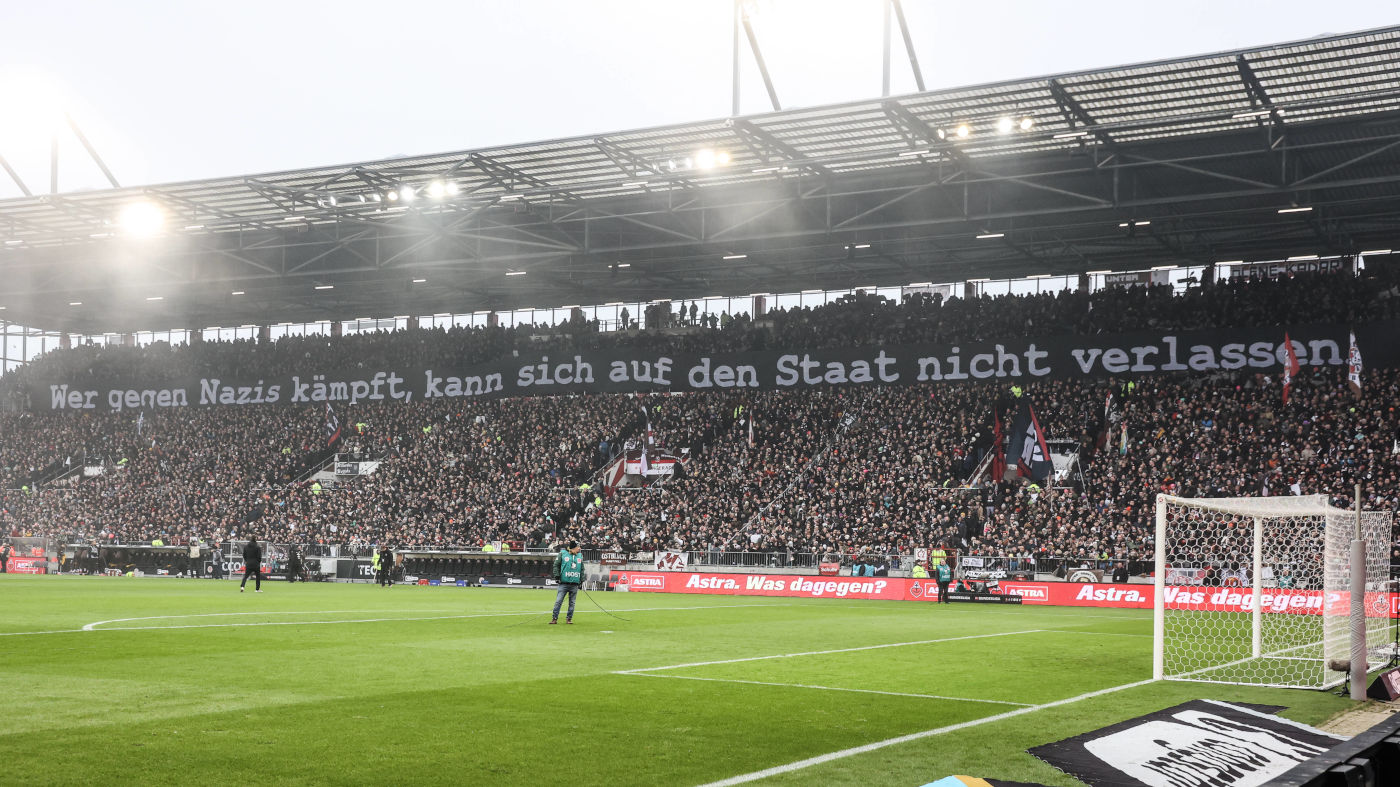 Fans halten beim Spiel FC St. Pauli gegen FC Augsburg in Hamburg am 1. Februar 2025 ein Banner hoch, auf dem steht: "Wer gegen Nazis kämpft, kann sich auf den Staat nicht verlassen." Der Satz ist ein Zitat der Holocaust-Überlebenden Esther Bejarano.