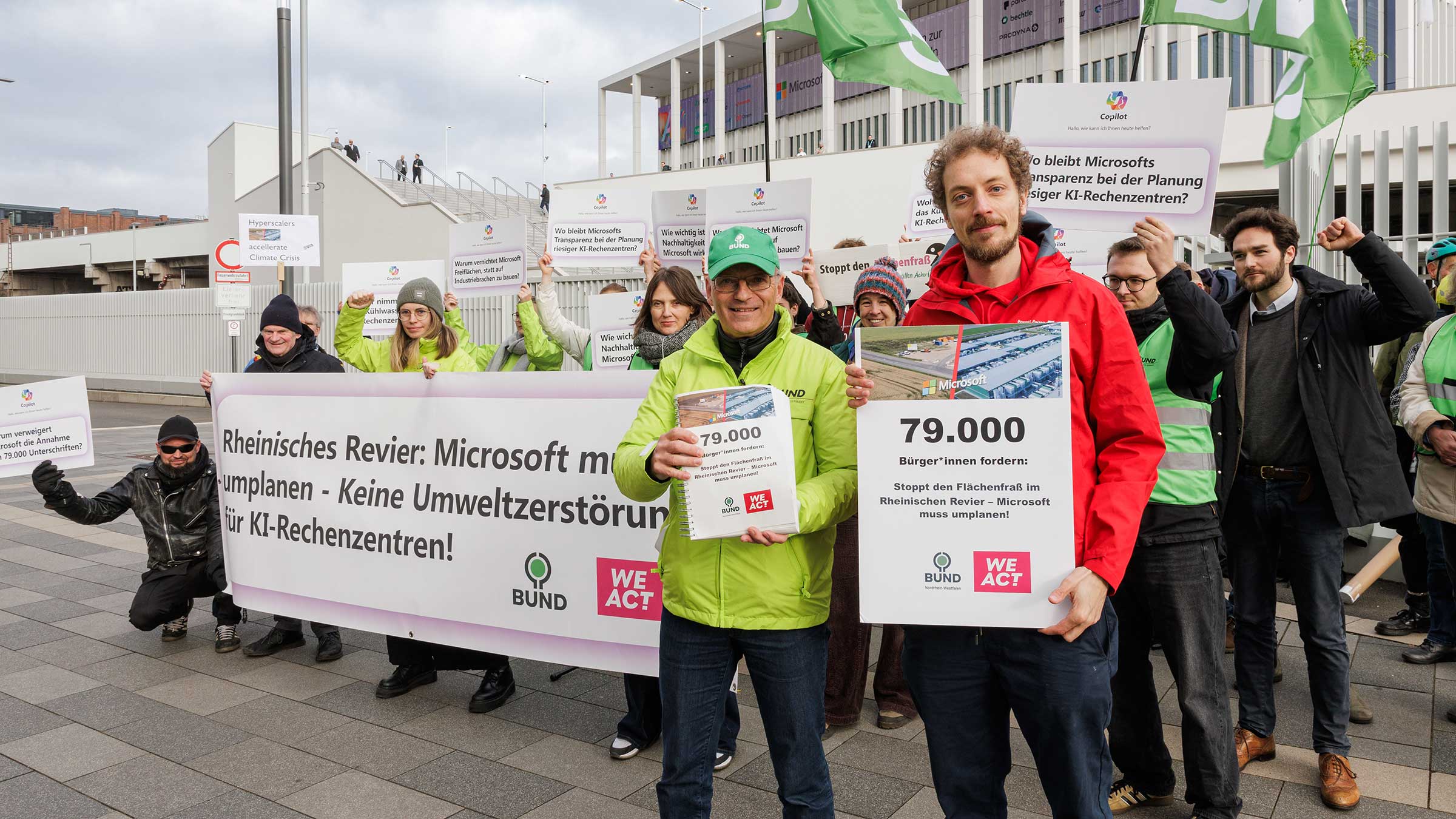 Dirk Jansen, NRW-Geschäftsleiter des BUND, und Axel Hackmann von WeAct halten 79.000 Unterschriften an Microsoft bereit