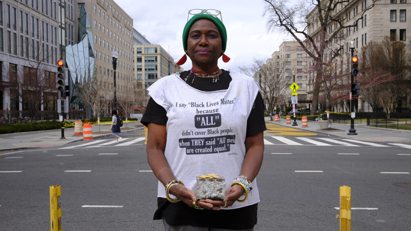 Aktivistin Nadine Seiler steht an der Stelle in Washington D.C., wo bis vor kurzem noch ein großes "Black Lives Matter"-Wandgemälde stand. Im März ließ die demokratische Bürgermeisterin von Washington den Schriftzug auf Druck der Republikaner entfernen. Er war ursprünglich nach den "Black Lives Matter"-Protesten 2020 angebracht worden. Die Proteste waren eine Reaktion auf den gewaltsamen Tod von George Floyd durch einen Polizeibeamten.