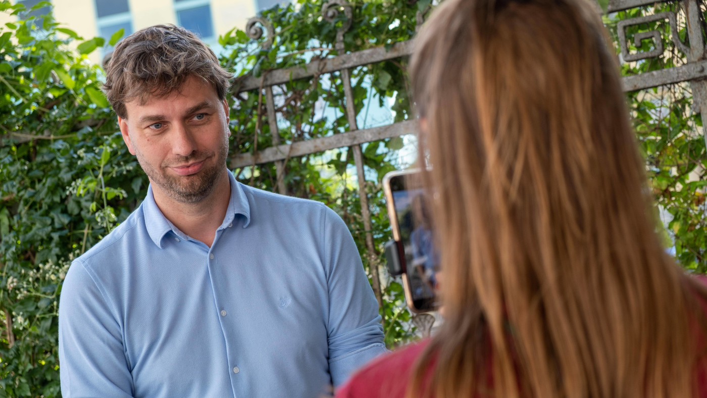 Stefan Gelbhaar, damals Kandidat der Grünen im Berliner Abgeordnetenhaus, während eines Social Media-Interviews beim Straßenwahlkkampf der Bündnis 90 / Die Grünen in Berlin-Prenzlauer Berg anlässlich der bevorstehenden Bundestagswahl. Foto: IMAGO / Seeliger