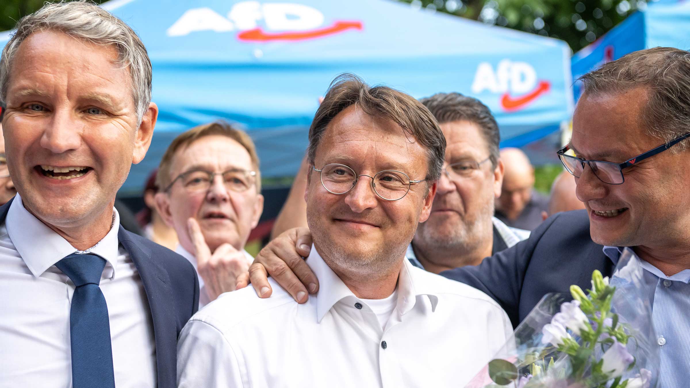 Nach der gewonnenen Stichwahl lässt sich Robert Sesselmann (Mitte) von Björn Höcke und Tino Chrupalla feiern.