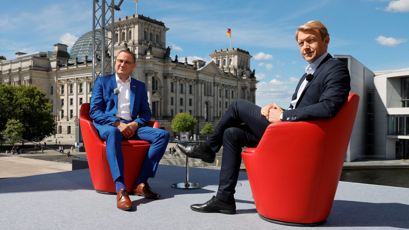 Der AfD-Vorsitzende Tino Chrupalla (links) mit Moderator Markus Preiß beim ARD-Sommerinterview 2024 in Berlin.