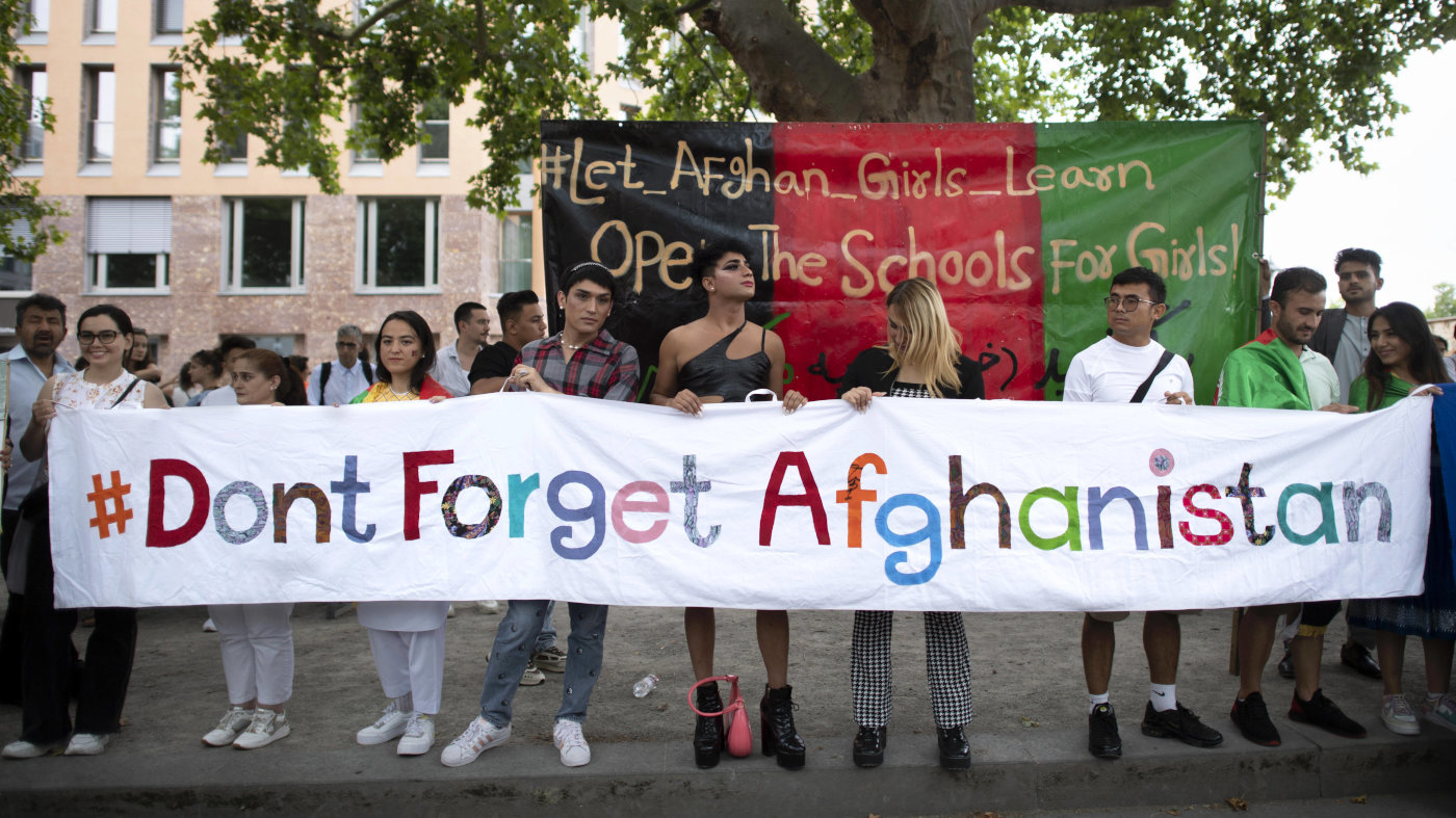 Demonstrierende bei einer Kundgebung vom Flüchtlingsrat Berlin, Pro Asyl, Medico Mondiale und anderen NGOs ein Jahr nach der Übernahme der Taliban in Afghanistan. Unter dem Motto "Don't Forget Afghanistan" (Vergesst Afghanistan Nicht) demonstrieren sie vor dem Außenministerium in Berlin für die Aufnahme von Ortskräften, das sichere Bleiberecht aller bedrohter Afghan*innen, und Evakuierung aller gefährdeten Personen und ihrer Familienmitglieder.