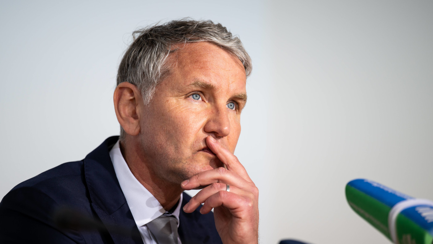 Ist Björn Höcke der Autor Landof Ladig? Der Vorsitzende der AfD Thüringen schweigt dazu. Hier zu sehen: Höcke bei der Thüringer Landespressekonferenz am 26. März 2025. Foto: IMAGO / Jacob Schröter