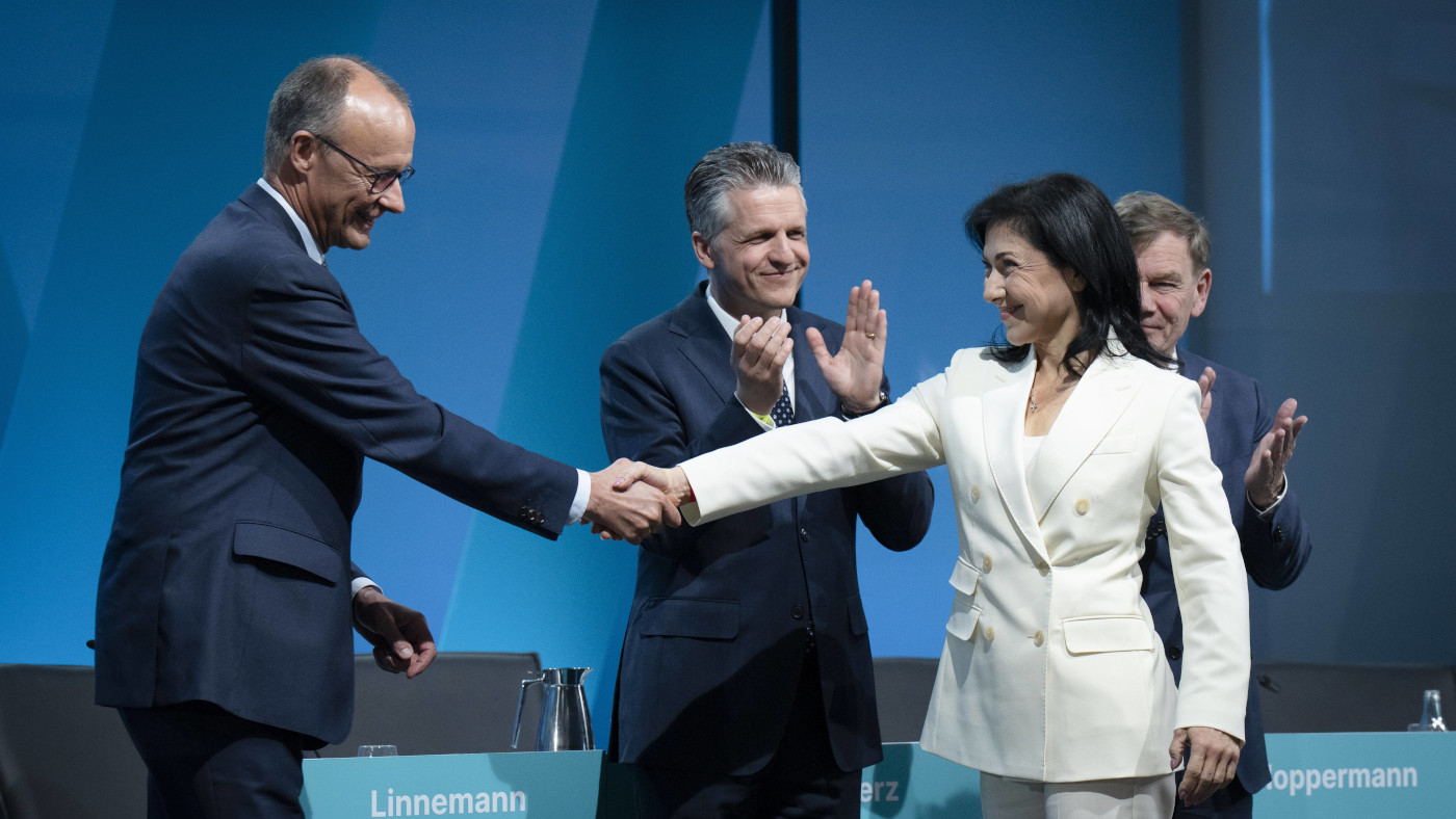 Kein Fan der gleichgeschlechtlichen Ehe: Katherina Reiche fiel in der Vergangenheit mit homophoben und queerfeindlichen Äußerungen auf. Hier schüttelt ihr Friedrich Merz während des "Kleinen Parteitages" der CDU die Hand.