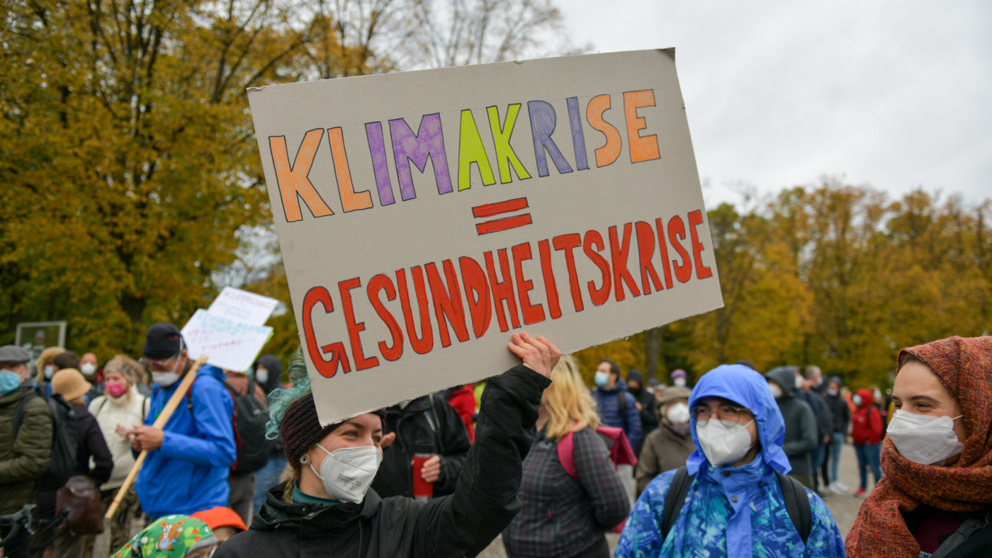 Demonstrantinnen mit einem Plakat mit der Aufschrift "Klimakrise = Gesundheitskrise" bei einem Klimastreik in Berlin im Jahr 2021.