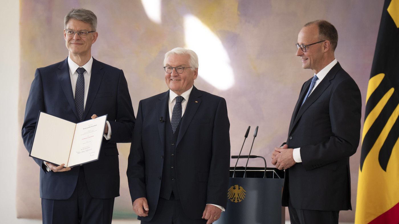 Der neue Verkehrsminister Patrick Schnieder, Bundespräsident Frank-Walter Steinmeier und Bundeskanzler Friedrich Merz (von links) bei der Ernennung der neuen Ministerinnen und Minister des Kabinetts Merz im Schloss Bellevue.