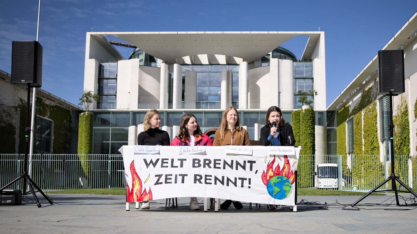 Von links: Carla Reemtsma, Linda Kastrup, Franziska Wild und Luisa Neubauer von Fridays for Future bei einer Pressekonferenz am 9. Mai 2025 vor dem Bundeskanzleramt in Berlin.