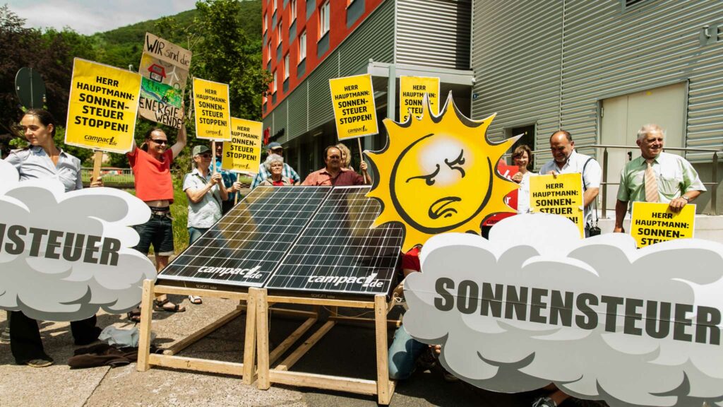 Campact-Aktive protestieren im Juni 2014 vor dem Wahlkreisbüro des Thüringer Bundestagsabgeordneten Mark Hauptmann gegen die Sonnensteuer. Mit dabei: Über 191.000 Unterschriften unter einen gemeinsamen Appell von Campact und Verbraucherzentrale Bundesverband gegen die Sonnensteuer.